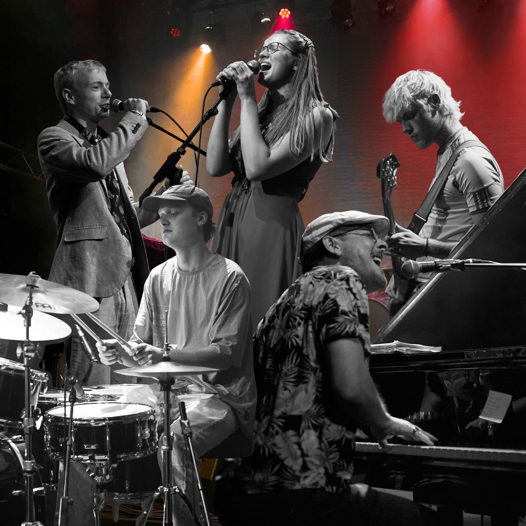 Cherry Tuesday live auf der Bühne: Gesang, Schlagzeug, Klavier und Gitarre